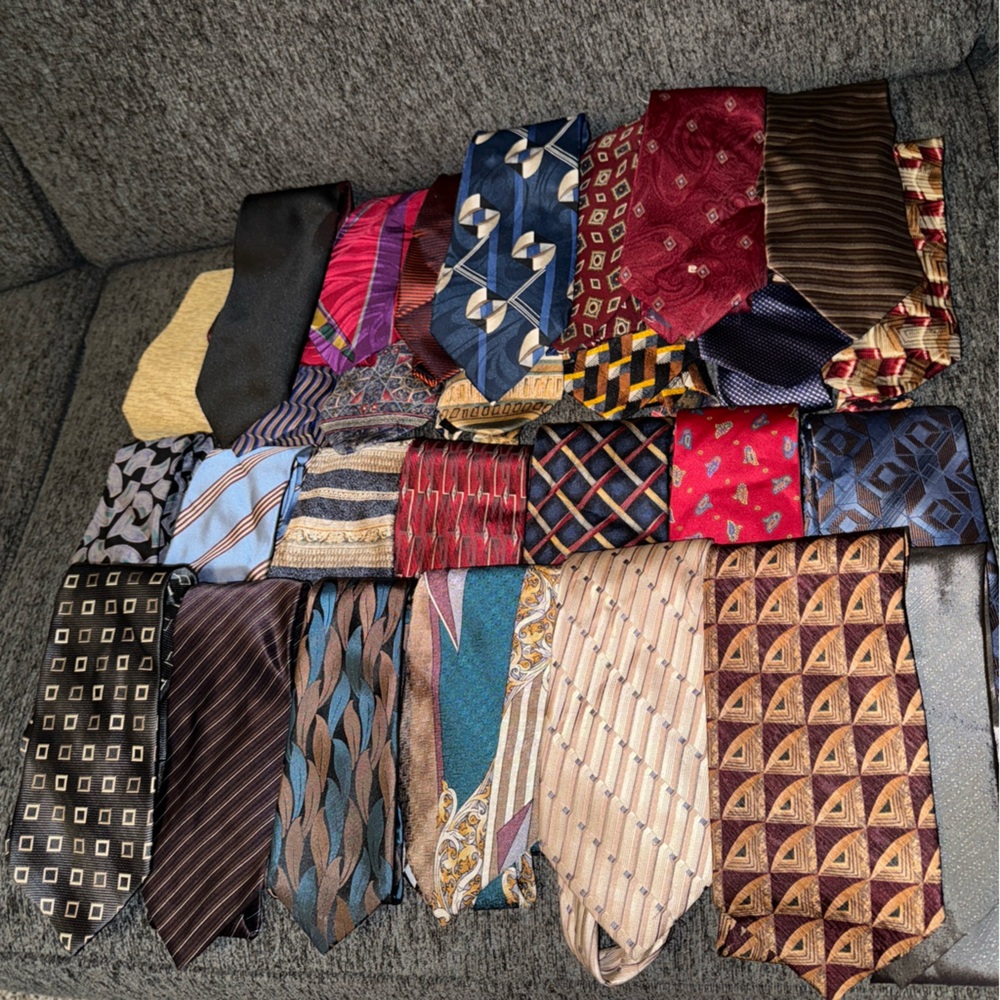 Assorted lot of 28 Men's Ties designer silk and mixed material blend Collection